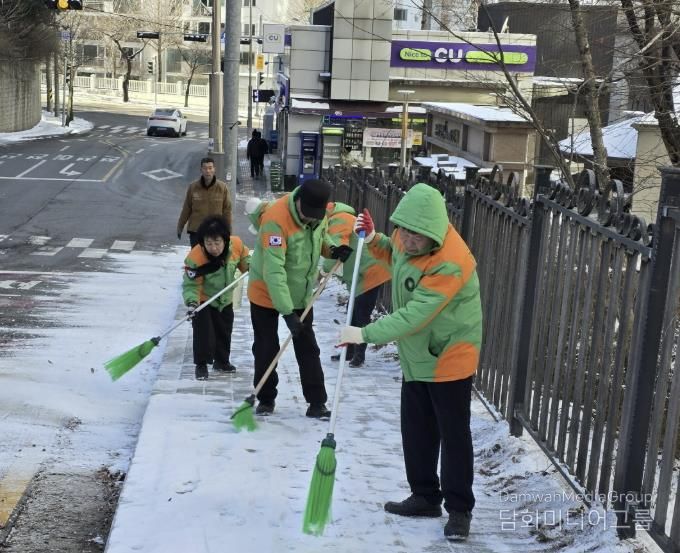 동두천시 불현동 지역자율방재단, 강설 직후 신속 제설로 보행 안전 확보