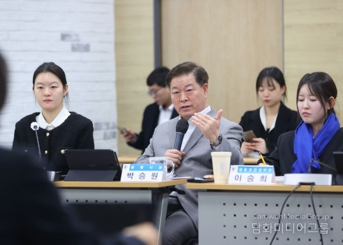 박승원 광명시장이 14일 시청 중회의실에서 열린 ‘청년정책 간담회’에 참석해 발언하고 있다