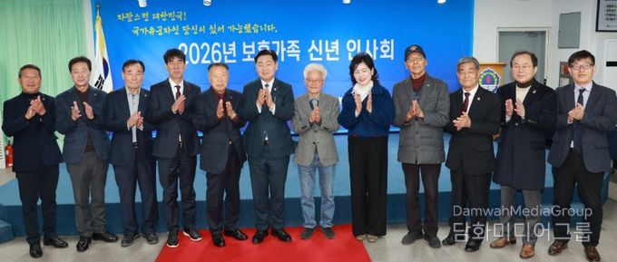 15일 전북상이군경 복지회관에서 열린 2026년 보훈단체 신년인사회에 김관영 전북자치도지사를 비롯해 도내 보훈단체장과 보훈가족 등 참석자들이 국가유공자의 희생과 헌신을 기리는 시간을 갖고 있다