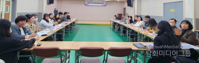 강진군 군민행복과 통합돌봄팀장이 의료돌봄 통합지원회의를 진행하고 있다.