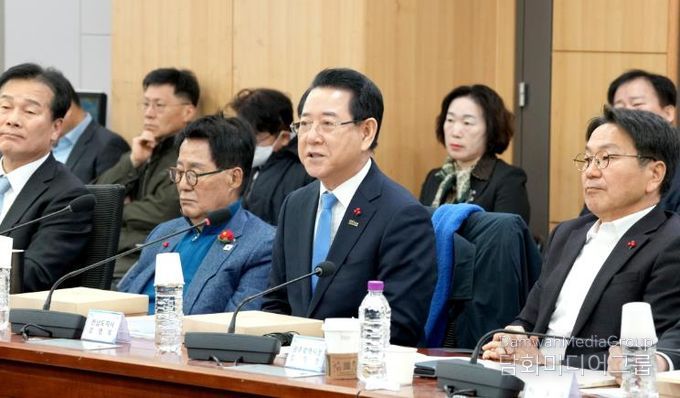 광주·전남 행정통합 특별법 검토 제2차 조찬 간담회 사진-김영록 전라남도지사가 21일 서울 국회의원회관에서 열린 광주·전남 행정통합 특별법 검토 제2차 조찬 간담회에서 지역 국회의원들과 특별법에 대해 논의하고 있다.