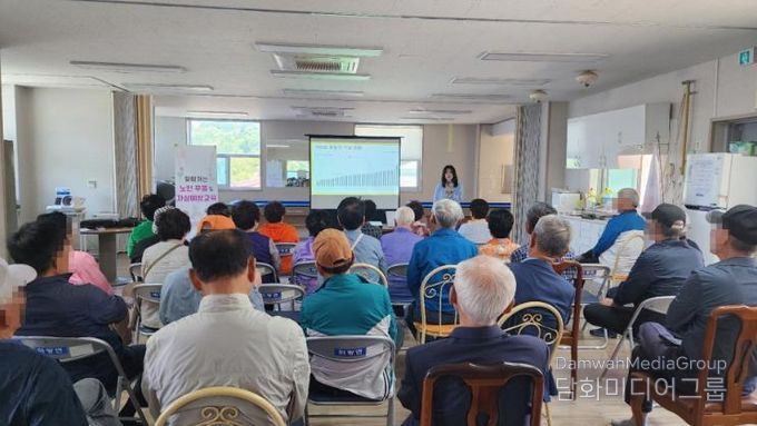 센터 직원이 어르신들을 대상으로 우울증 및 자살예방교육을 하고 있다.