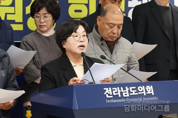 지난 12월 10일, 도의회 브리핑룸에서 진보당·정의당 소속 도의원이 농민단체가 함께 ‘전남도지사는 사과하고, 벼 경영안정대책비를 원상 회복해야 한다’는 기자회견을 열었다.