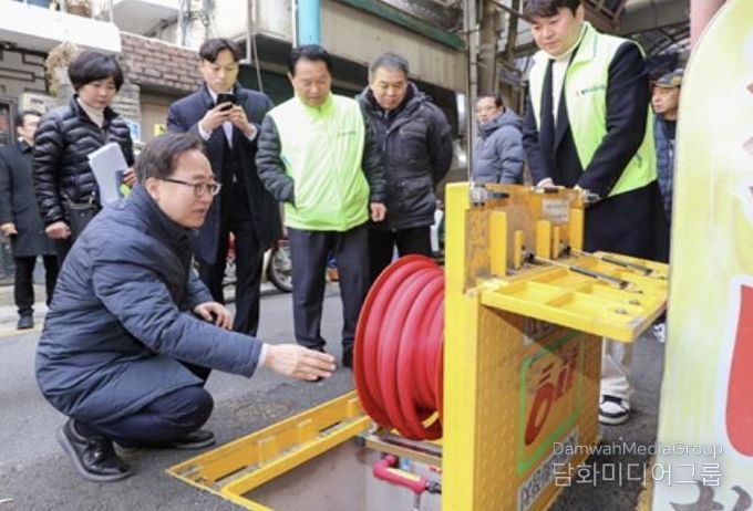 유성훈 금천구청장이 2025년 설 명절을 맞아 전통시장에 설치된 소방시설을 점검하고 있다