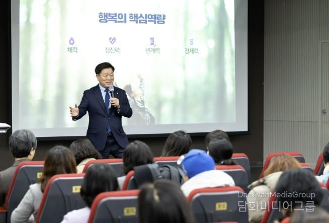 박승원 광명시장이 지난 22일 광명시 평생학습원에서 열린 ‘2026년 평생학습 사업설명회’에서 ‘유능한 도시, 유능한 시민! 평생학습으로 열어가다’를 주제로 특강하고 있다.