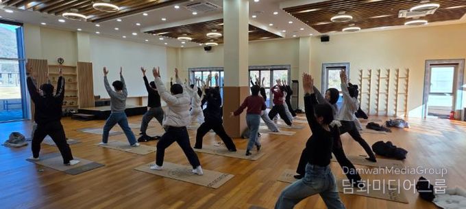 22일 요가컬처타운을 방문한 경남교육청교육연수원 연수생들이 인도정통 요가를 체험하고 있다.