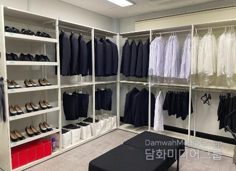 나주시가 구직활동을 준비하는 청년들을 위해 면접정장 대여와 사진 촬영을 지원한다. 사진은 나주시청년센터 꿈이룸옷장 내부 모습.