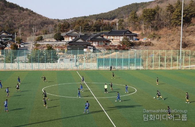 고흥군, 동계 전지훈련‘최적지’ 입증... 지역경제 ‘활짝’ - 김태영 축구장