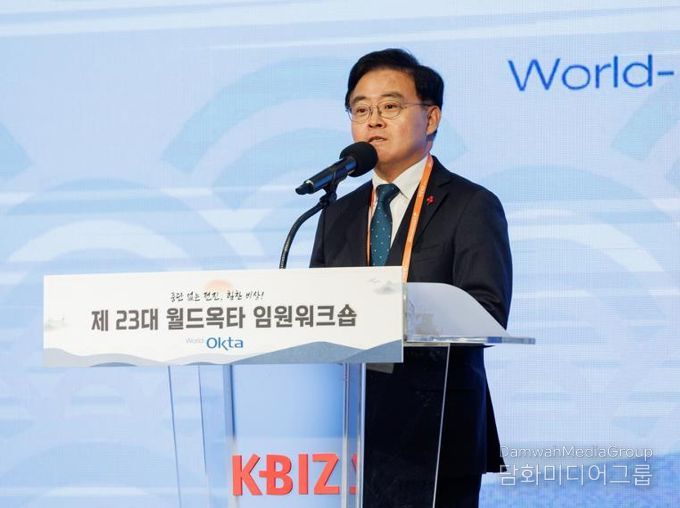 진교훈 서울 강서구청장이 중소기업중앙회에서 열린 ‘세계한인경제무역협회 워크숍’에 참석해 축사를 하고 있다.