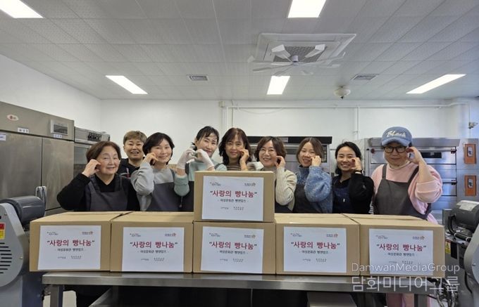 평생학습원 여성자원활동센터 ‘빵앤맘즈’ 팀이 지난 23일 지역 센터 아동들에게 전달하기 위한 빵을 정성껏 만들고 있다.