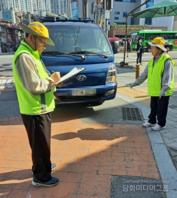 어르신 주차질서 안내 활동 모습