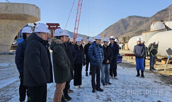 정선읍 신도로망 구축사업 현장에서 용접 부위 균열 여부 등 품질·안전 점검을 실시하고, 정선군 직원