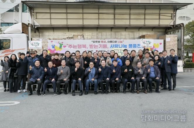 완도군은 (사)희망을 나누는 사람들로부터 1억 원 상당의 후원 물품을 전달 받았다..