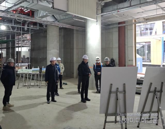 지난해 12월 순천시 관계자들이 신청사 건립사업 현장에서 동절기 대비 특별 안전 점검을 실시하고 있다