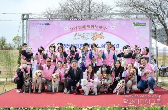 지난해 3월 반려동물실외놀이터에서 열린 순천시 반려견봉사단 ‘순댕이’ 위촉식에서 단체 기념촬영을 하고 있다.