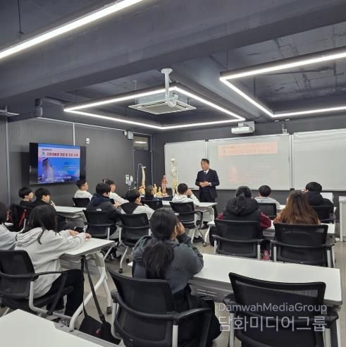 순천시 청소년들이 순천제일대학교 의료재활과에서 의료재활 진로 체험을 하고 있다