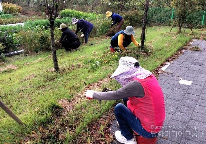 나주시는 오는 2월 3일까지 ‘2026년 상반기 공공근로사업’ 참여자를 모집한다. 지난해 공공근로사업 참여자들이 풀 메기 작업을 하고 있다.(사진 제공-나주시)