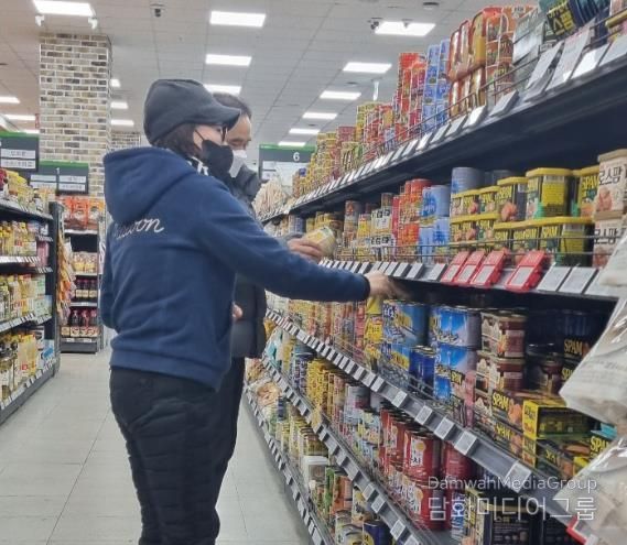 점검반이 설 명절을 앞두고 ‘설 명절 대비 성수 식품 조리·판매업소 위생점검’을 실시했다