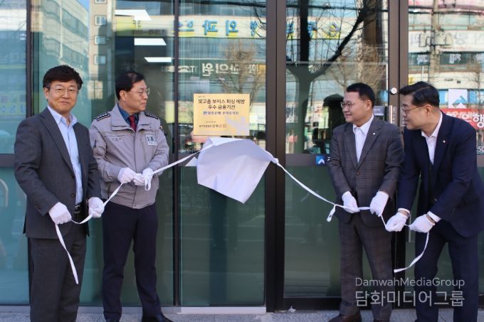 (왼쪽에서 두번째부터) 양백승 광주북부경찰서장, 박영현 광주은행 문화동지점장, 정용식 광주은행 금융소비자보호부장이 '빛고을 보이스피싱 예방 우수 금융기관' 현판 수여식을 진행하고 있다.