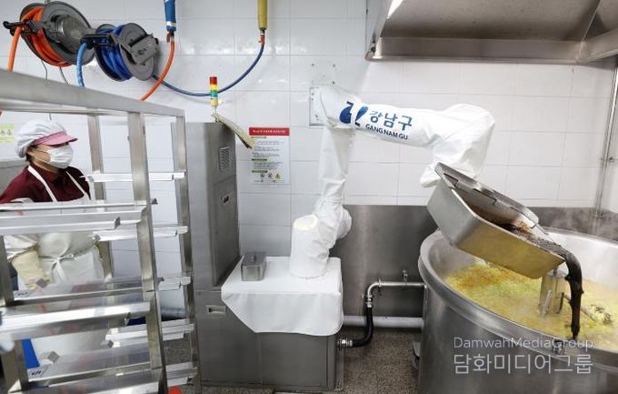 짜장소스를 투입하는 로봇