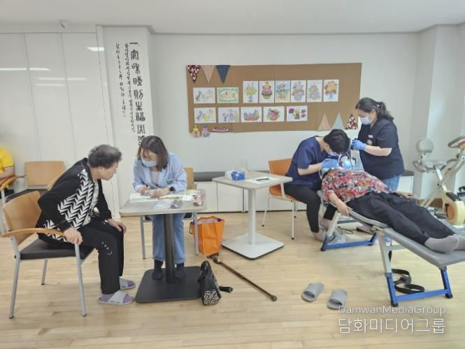 단원보건소에서 관내 경로당을 찾아 어르신 구강돌봄 예방진료를 하고 있다.