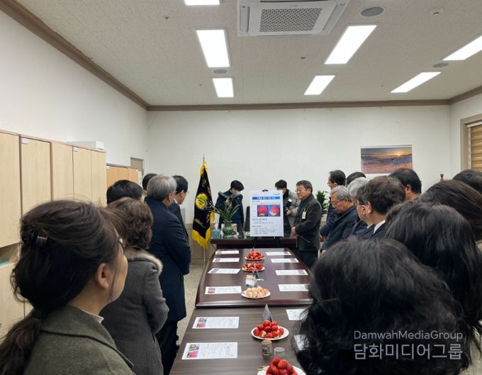 수출 딸기 '금실' 시식,품평회 열고 품질 및 수출 경쟁력 점검