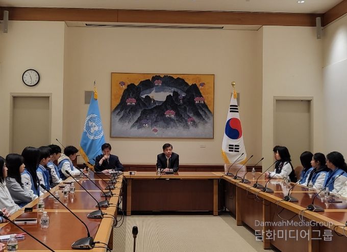 전남학생공공외교스쿨 학생들이 주유엔대한민국대표부를 방문해 차지훈 대사와 간담회를 진행하고 있다.