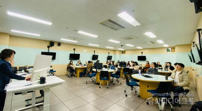 울산 보건교사들이 28일 울산대학교에서 보건 교과 역량강화 연수를 듣고있다