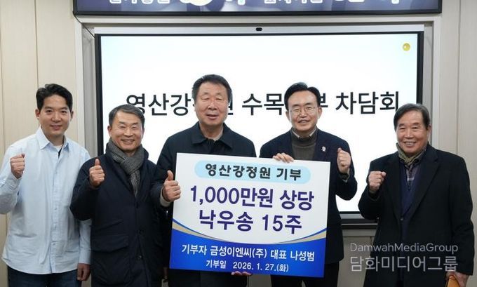 금성이엔씨㈜ 나성범 대표(사진 가운데)는 지난 27일 나주시에 영산강정원 조성에 필요한 1천만 원 상당의 낙우송을 기부했다(사진 제공-나주시)