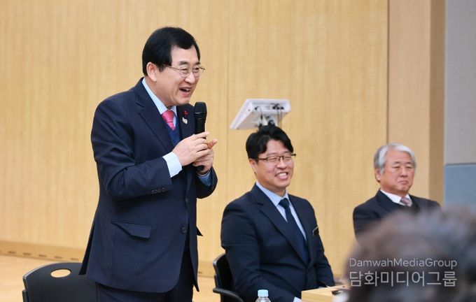 28일, 경주시 천북면 행정복지센터에서 열린 시민과 함께하는 소통간담회에서 주낙영 경주시장이 주민들에게 인사말을 전하고 있다.