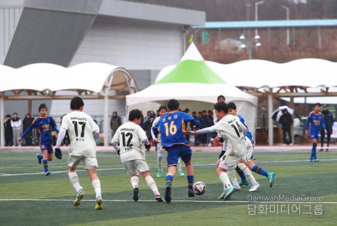 2025년 열린 울진금강송 춘계 중등 축구대회 경기 모습