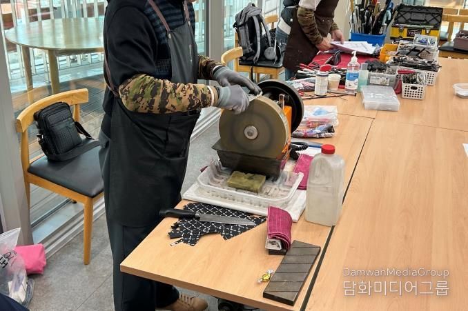 ‘찾아가는 칼갈이·우산수리 서비스’를 제공하고 있는 모습