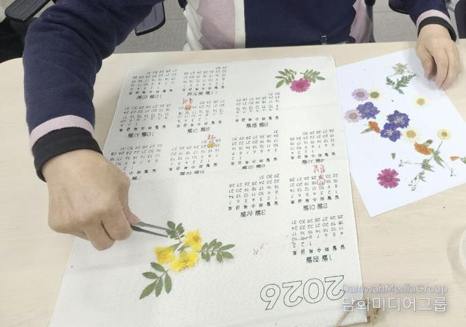 프로그램 참여 어르신이 원예 활동을 하고 있다.