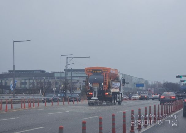 지난 1월 11일 제설차량으로 도로에 제설제를 살포하는 모습.