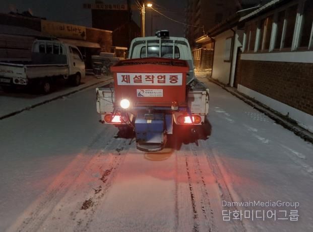 충주시, 강설 대비 제설작업 총력…출근길 안전 확보