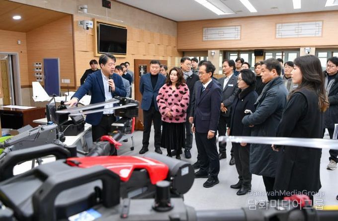 주관사에서 온디바이스 AI기술이 탑재된 드론을 설명하고 있다