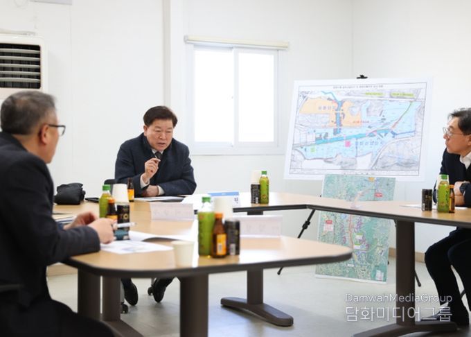 박승원 광명시장이 2일 오후 광명시흥 테크노밸리 공사 현장을 방문해 한국토지주택공사, 경기주택도시공사 등 관계자들에게 신속하고 차질 없이 공사를 추진해 달라고 요청하고 있다.