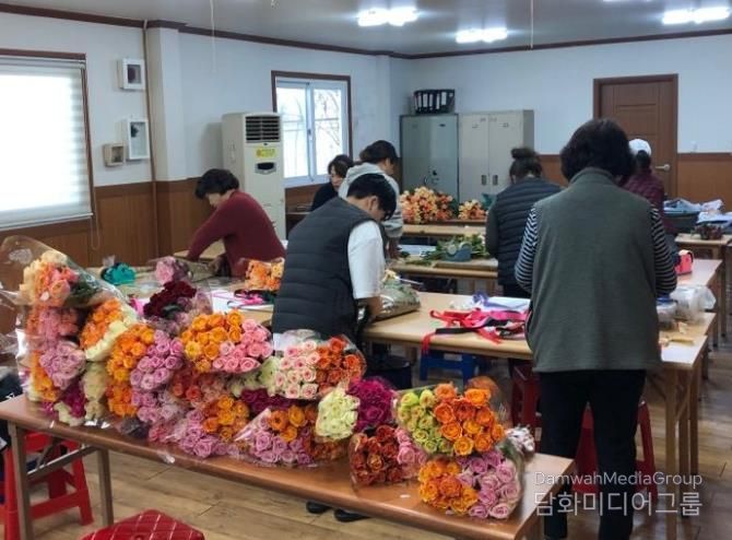 농가들이 장미꽃다발을 만들고 있는 모습.