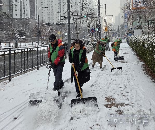 대설주의보 발효에 통학로 등 긴급 제설작업