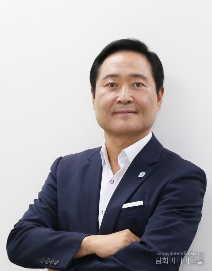 『시간을 깬, 28인의 AI 미래 통찰』을 출간한 강요식 저자