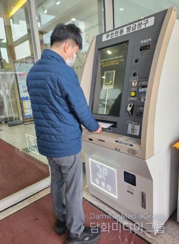 증평군립도서관 무인민원발급기 이용하는 주민