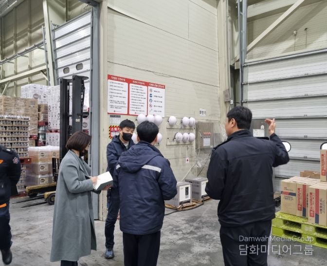 천안시가 겨울철 화재 위험에 대비해 물류창고업체를 대상으로 안전 점검을 실시하고 있다.