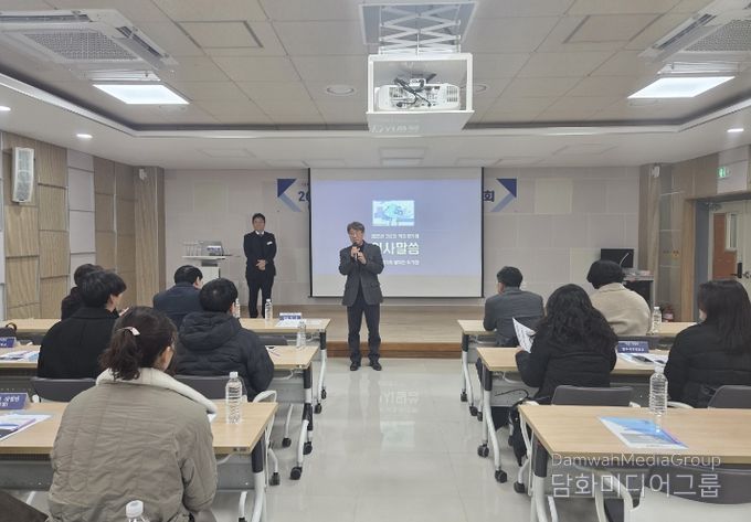 경북교육청, 2025년 글로벌 취업 평가회 개최(직업계고 글로벌 취업 성과 점검?고도화 방향 모색)(인사말 하고 있는 박기환 직업교육담당 장학관)