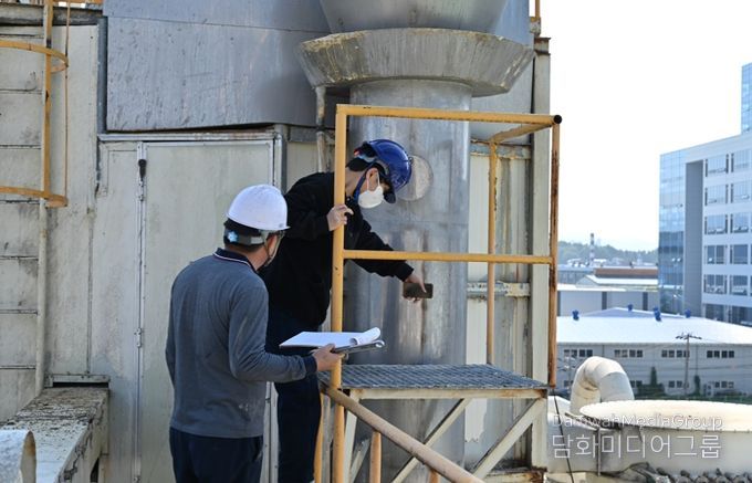 대덕구 직원이 악취배출시설에서 악취 발생 실태 파악과 배출 기준 준수 여부 확인을 위해 시료를 포집하고 있다.