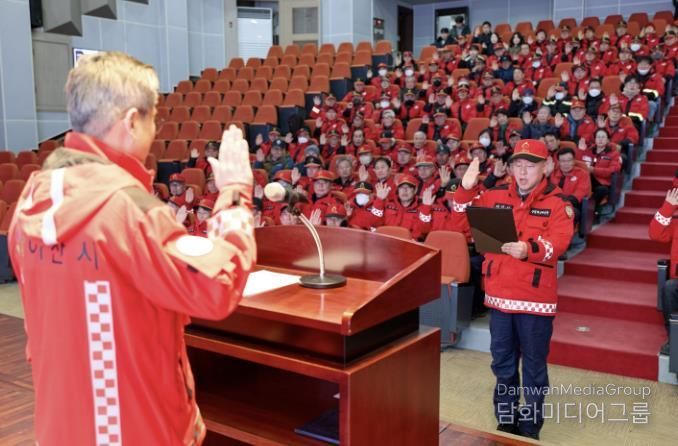 산불방지다짐결의대회에서 구호를 제창하는 모습