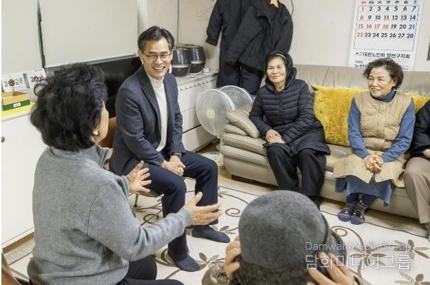 목2동 소재 경로당을 찾아 어르신들과 소통하고 있는이기재 양천구청장(왼쪽 두 번째)