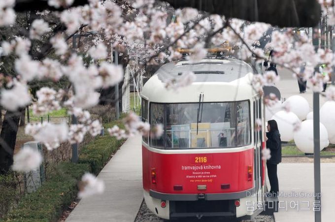 화랑대철도공원의 모습. 이색적인 실물 기차(체코 트램)가 주변의 경관과 잘 어우러진다.