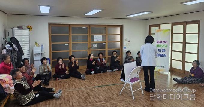 주민들 대상으로 우울증 예방교육을 하고 있다.