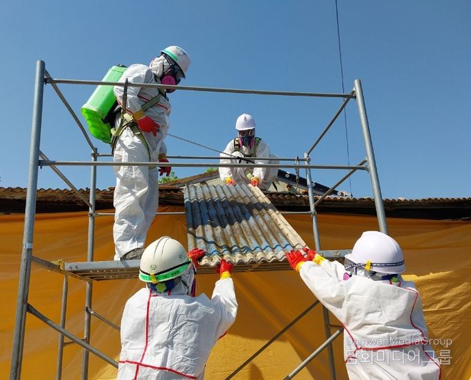 여수시는 오늘(9일)부터 ‘2026년 슬레이트 처리 및 지붕개량 지원사업’ 신청자를 모집한다.