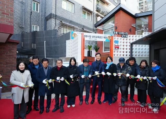 이승로 성북구청장(오른쪽 여섯 번째)과 관계자들이 정릉아리랑시장 상인교육공간 개관을 축하하며 커팅식을 진행하고 있다